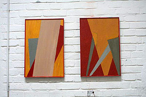Malerei 2 Bilder Till Schneider abstrakt rot gelb weiss grün auf weisser Wand